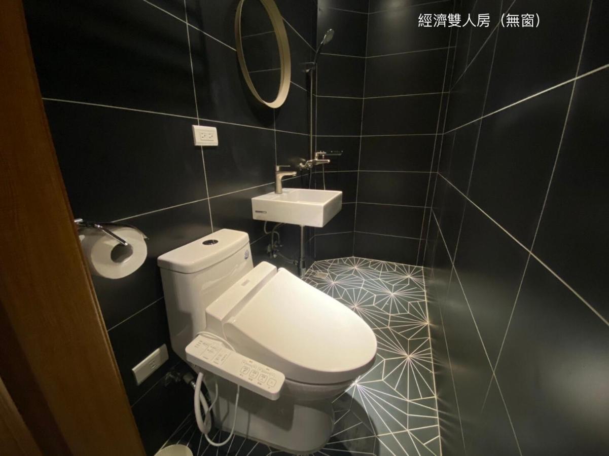 良文旅2館Ryou Hotel Vintage - II Tainan Extérieur photo