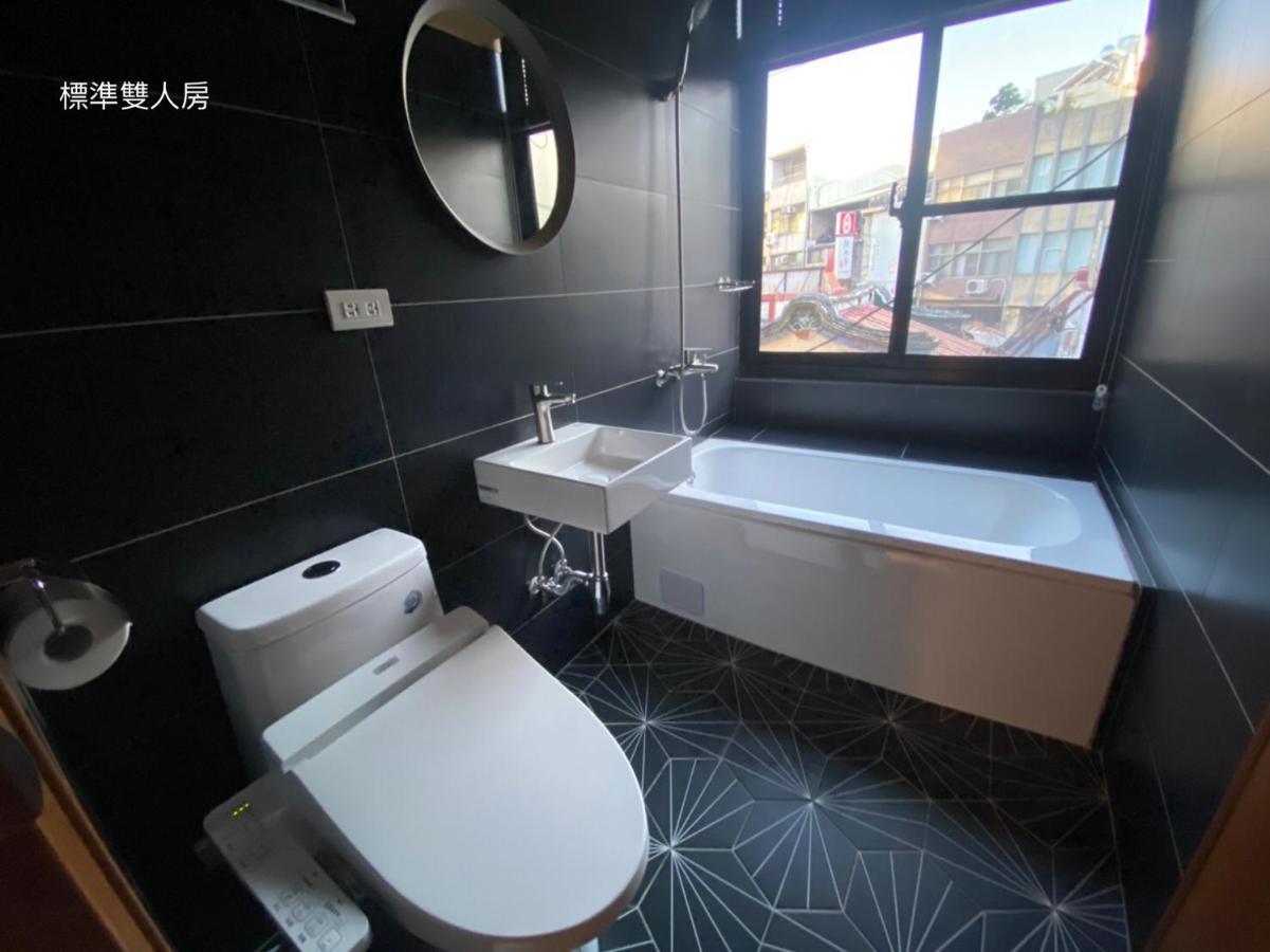良文旅2館Ryou Hotel Vintage - II Tainan Extérieur photo